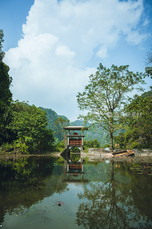 在越南宁平省Tam Coc景观的河流上